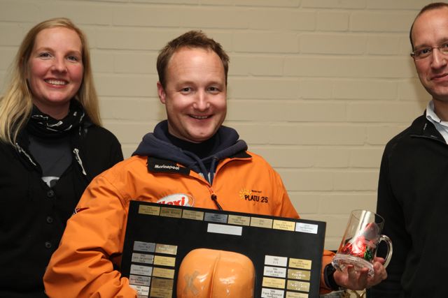 Der Titelverteidiger von 2013 Sven Kruse (NRV), Mit Regattaleiterin Julia Burt und LYC-Vorsitzendem Dierk Faust